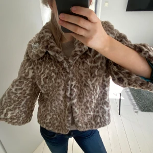 Pälsjacka - Säljer nu den här sviiiiiincoola pälsjackan i leopardmönster som har vida trekvartsärmar! Nej asså den är så najs. Den har typ några silvriga detaljer på kragen som går att ta bort om man önskar