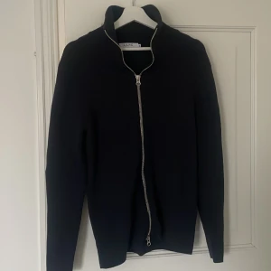Ljung ziphoodie - Trendig ziphoodie från Ljung. Iprincip helt oanvänd. Det är storlek S men passar M. Skriv vid fler bilder elelr andra frågor.