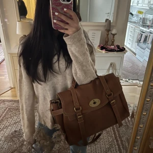 Mulberry Väska  - Mycket bra skick ! Super trendig kamel läder väska !! Nypris är ungefär 15 000 (nordiska kompaniet) 