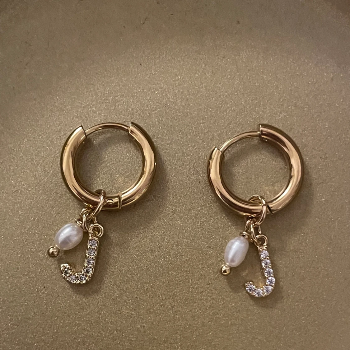 Hoops med bokstaven J  - 90