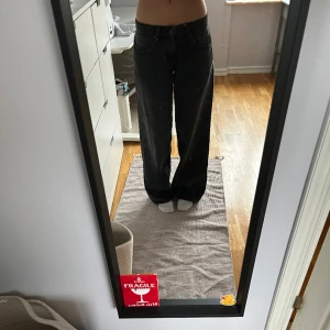 Low-waist Motel Rock Jeans 26/32 - Jag säljer ett par jeans från Motel Rocks i storlek W26 L33 i svart som har bara används en gång. Jeansen passar mig (165cm) men skulle också passa till någon längre. Den sitter lågt på midjan och är baggy. Frakt är inte inkluderad.