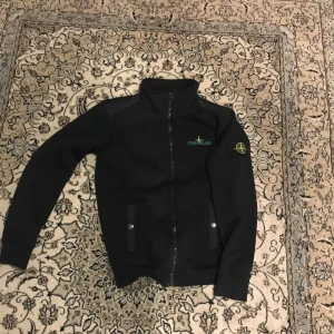 Stone island jacka - En riktigt fet jacka till våren  Storlek s Skick:7/10 Pris kan diskuteras 