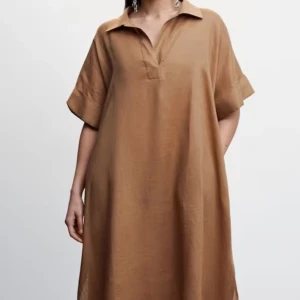 Linneklänning feån Mango - Endast använd en gång. Nypris 999kr. Outletpris på Mango outlet 699kr.  Tyg 100 % linne. Oversize design. Lång design. Skjort stil. Skjortkrage. Kort ärm med vändning. Utan stängning. Fåll med sidoöppning. Plaggets längd 135,6 cm