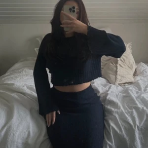 Set med topp och långkjol  - Superfint set ifrån pull and bear. Nyskick utan defekter!