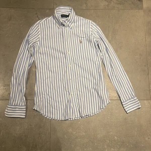 Ralph lauren skjorta - Säljer nu min Ralph lauren skjorta i storlek M. Har aldrig använt denna då de inte är min typ av klädstil. Helt äkta.