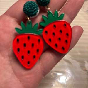 Fina jordgubbar 🍓 örhängen 