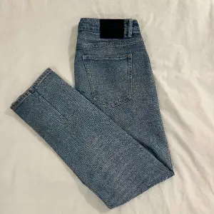Jeans från Neuw säljes då de inte används. Modellen är Ray Straight i storleken 33/34. Jeansen är i mycket fint skick. Nypris ~1500kr