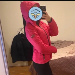Skidjacka  - Superfin rosa skidjacka som är varm!! Från superdry 