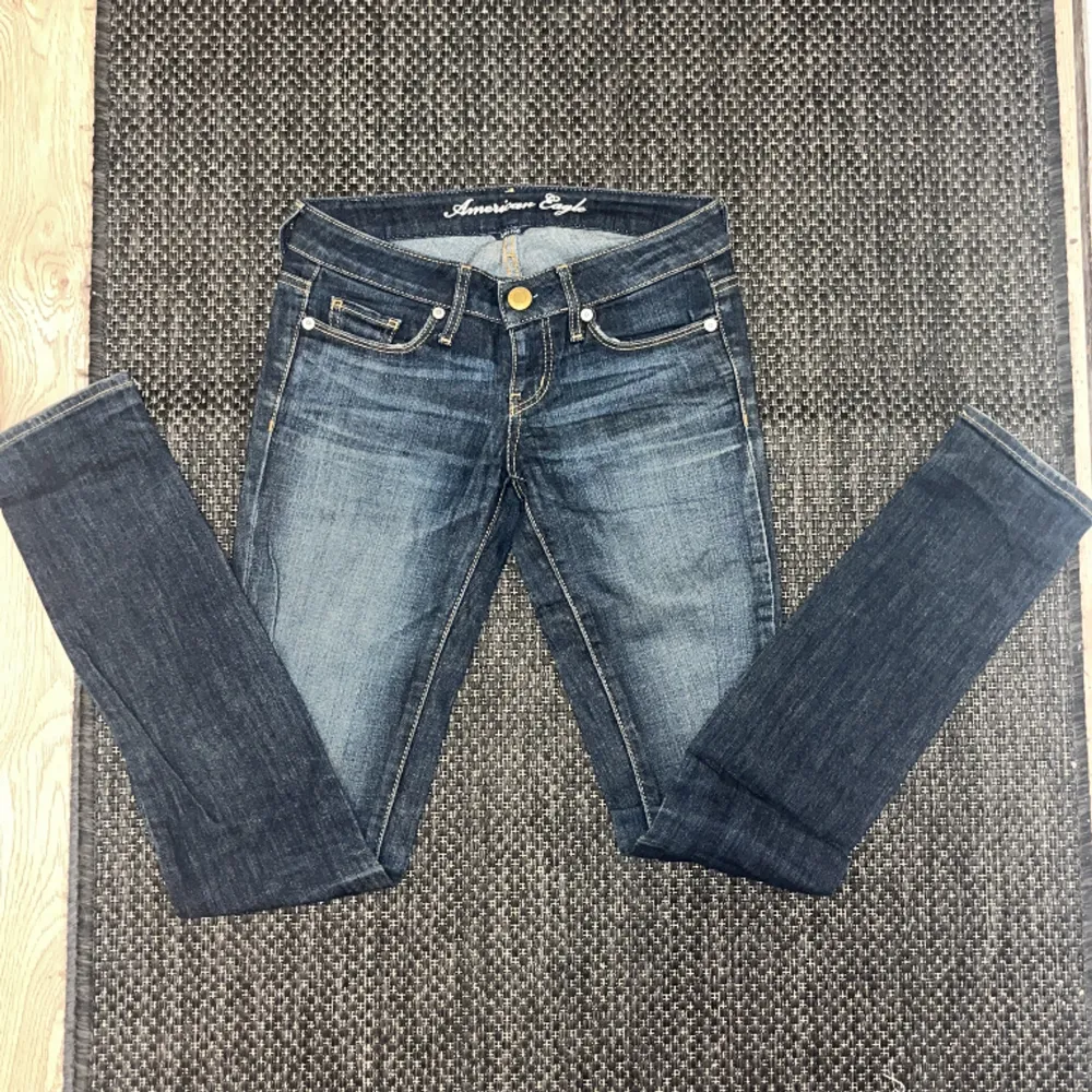 Så fina lågmidjade och stretchiga jeans från american eagle i superfint skick!. Jeans & Byxor.