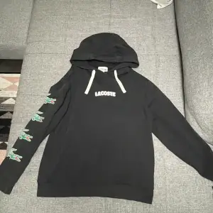 Hoodie i mycket fint skick, inga tecken på användning Storlek L men passar mig som vanligtvis bär S/M Köpt på Lacoste butiken i Barkarby Kontakta mig för mer info/bilder 😁