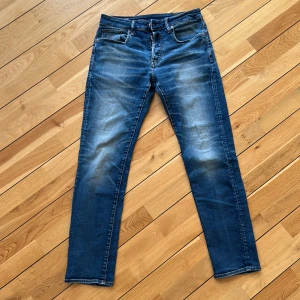 G-Star Slim modell 3301 - Jeans i bra skick i storlek 29/32 Passar en smal kille som är 180 perfekt!! 