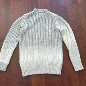 Dondup tröja  - Säljer en dondup tröja näst intill helt oanvänd pris kan diskuteras vid snabb affär. 