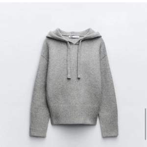 Säljer denna jätte fina gråa stickade hoodien som är väldigt populär från zara. Går inte att få tag på längre. Använd ca 1 gång men inget som märks🥰🥰