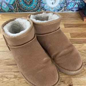 Uggs ugginspirerade skor  - Inte äkta uggs  Storleken passar 39 (även fast det står 41 under skon)  Sparsamt använda och har mycket mer att ge :) 