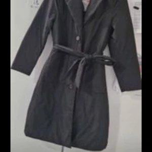  Ny lång Kappa  - Den helt ny  oanvända  storlek  passar  till 38och 40