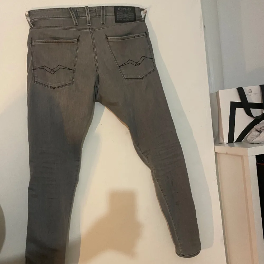Säljer dessa jeans pga att jag köpt ett par nya gråa dom är köpta på åhlens i stockholm för 1300kr för cirka 2 månader sen. Dom är i dunder skick 9/10 strl 32/32 pris 499kr. Jeans & Byxor.