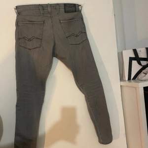 Säljer dessa jeans pga att jag köpt ett par nya gråa dom är köpta på åhlens i stockholm för 1300kr för cirka 2 månader sen. Dom är i dunder skick 9/10 strl 32/32 pris 499kr