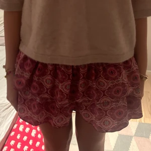 Meet me there kjol - Säljer min super populära meet me there kjolen perfekt till sommaren! Aldrig använd! Är 170 den är väldigt liten i storleken 