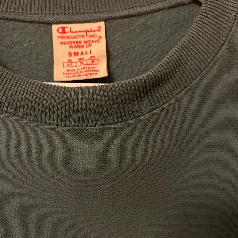 Säljer den här champion tröjan som är 10/10 skick. Tröjan är i storlek S men passar även M. Hör av dig vid minsta fundering 🙌. Tröjor & Koftor.