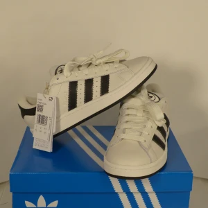 Campus 00 nya dam/herr vita - Slutsålda överallt| Helt nya |stl 39 1/3| kvitto finns| färg offwhite |supersnygga !💫