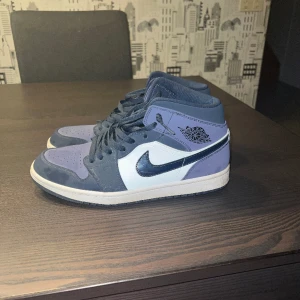 Jordan 1 mid sanded purple - Köpt från StockX för 2800kr. Storlek 44.5. Pris kan diskuteras
