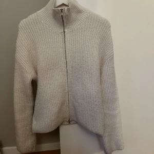 Vit stickad tröja med dragkedja  - Säljer min vita stickade tröja med dragkedja från bikbok!