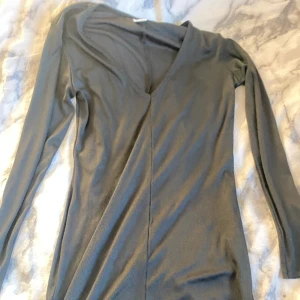 Svart klänning  - Säljer en jätte fin svart klänning med vring passade inte mig så jag väljer att sälja den till nästa lycklig person😁😁