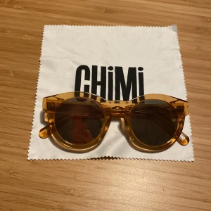 Snygga chimis till salu!  - Säljer min persika/orange chimis i spegelglas! Något repiga men ändå bra skick! Medföljer fodral med putsduk! 🥰🥰🥰