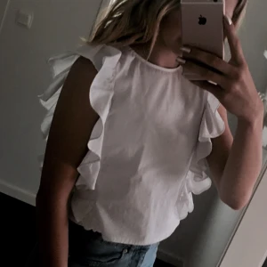 Vit volang topp - Vit volang topp i fint material från Gina Tricot🤍