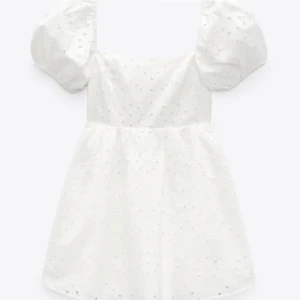 Vit klänning - Supersöt vit klänning med hålbroderier från zara (köpt från plick). Så fin öppning i ryggen med knytning. Endast använd av mig på studenten🌼