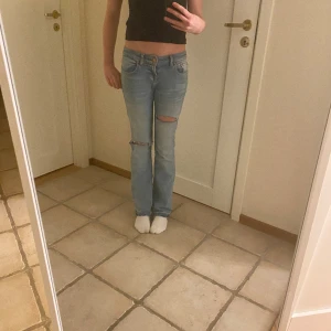 Jeans - Lågmidjade bootcut jeans från ltb som jag klippt hål i💗