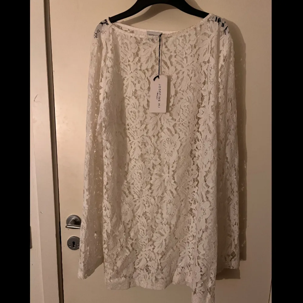 En jättefin kort vit spetsklänning, ej använd. Klänningen är från NA-KD men köpt från Zalando! 🤍. Klänningar.