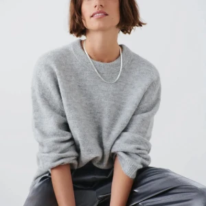 stickad tröja - säljer denna as snygga stickade tröja från gina tricot. Storlek Xs men den passar både Xs,S och kanske M💕hör av er vid frågor eller fler bilder (hur den sitter på osv) pris kan såklart diskuteras vid snabb affär