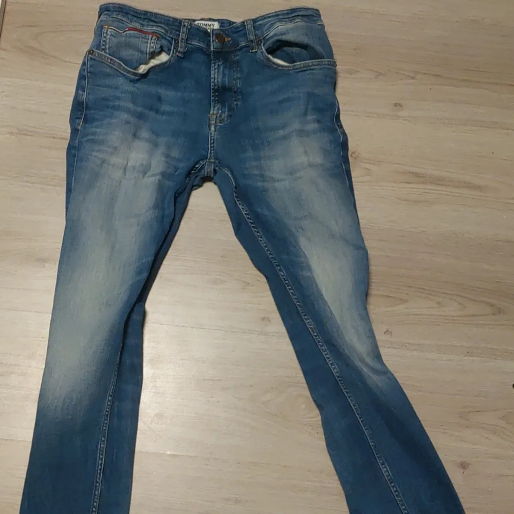 Storlek 32/32 Färg blå aktig Märke Tommy jeans /             Tommy Hilfiger . Jeans & Byxor.