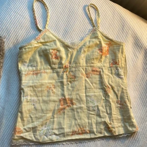 Sommartopp - Så gulligt linne med detaljer 🌷💓storlek 150 men motsvarar xxs/xs