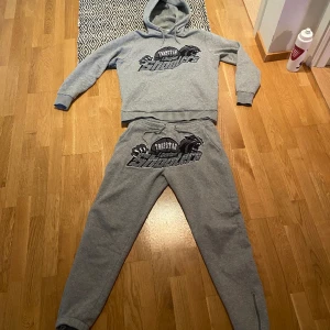 Trapstar tracksuit - Äkta Trapstar tracksuit storlek L. Köpt från trapstars hemsida. Använd men inga skador den är precis som ny. Priset kan sänkas vid snabbaffär