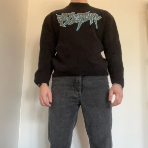 Stickad tröja med tryck - Strickad tröja med ett broderat tryck från weekday!  Jag är ca 180cm och väger 80kg!