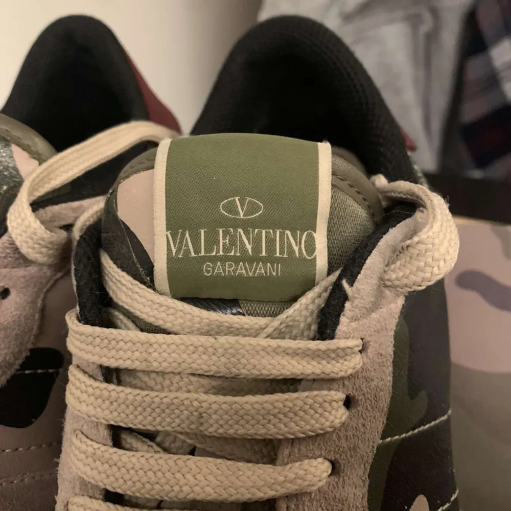 Säljer dessa Valentino rockrunners i grymt skick! Knappt använda, små teckna av användning finns! 100% äkta, allt og ingår! Nypris 8499kr vårt pris 2099! Kom privat för fler frågor/bilder!. Skor.