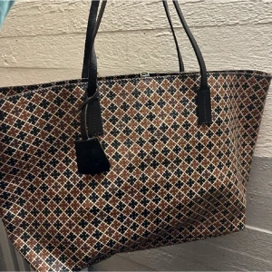 By Malene birger väska  - Använd, säljer nu denna väska för jag inte använder den längre. Bra skick ändå 💓 hör av dig vid fler frågor 