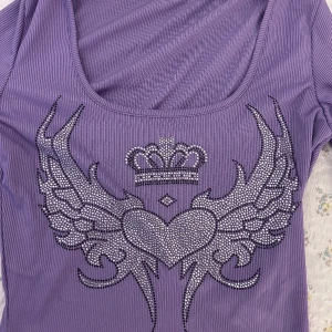 Lila y2k topp - Aldrig använd, köpte från vinted men den ser ut att komma från shein. Det är ändå relativt bra, ribbad och med diamanter. Säljer pga inte mina stil.
