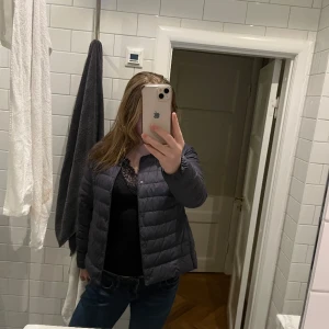 Snygg jacka - Ass snygg jacka nu till våren, säljer för att den inte kommer till andvädning. Jätte snygg grå/blå färg som passar till allt!!!! Storlek M men passar alla!!