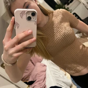 Glittrig topp guld - Jättefin guldig glitter topp från HM. Storlek xs använd en gång