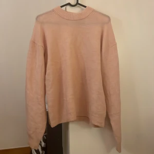 Rosa tröja - Dunder snygg rosa tröja🙏🙏 Den är i storlek S men då den är lite oversized passar den nog S-L beroende på hur man vill att den ska sitta💘 Använd en gång, inga defekter alls🫶🏻 Tryck gärna på köp nu‼️