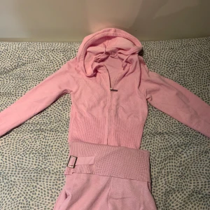 Catania set doup - Ett ljusrosa set likt det från Catania köpt från Temu. Jätte skönt material och har inga defekter. Säljer då benen är för korta för mig. Storlek Xs men är super strechig. Skulle lätt kunna vara XS-M. Aldrig använd! Köpt för 500kr. 