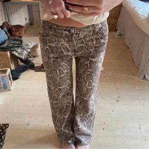Coola jeans - Säljer mina jeans från hm i storlek 32. Nypris 400kr. Low Waist, bra skick! 