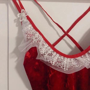 ❤️ röd velvet spets body ❤️ - säljer en splitterny velvet spets bodysuit!! ❤️  fick ryck och beställde lingerie för typ 3k, skitsnygga men 70% av allt e ju typ för stort som vanligt o går inte o lämna tbx 🙄 ✨ SKA FLYTTA UTOMLANDS SÅ ALLT MÅSTE BORT INNAN 17 MARS ✨ 