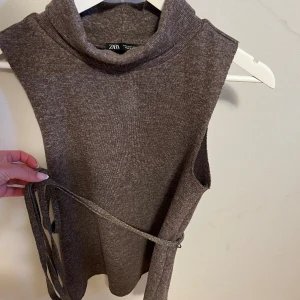 Polo topp  - Säljer min fina polo topp ifrån zara då den tyvärr inte används längre! Pris går att diskutera💗