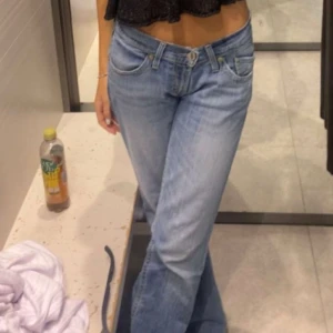 Bootcut Levis jeans - Jättefina jeans, som är utsvänga  Midjemått-38 cm kant till kant Innerbenslängd-77 cm