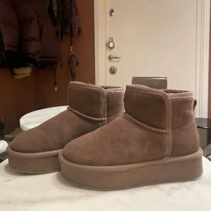 Vinterskor - Liknande uggs i mullvadsfärg. Knappt använda. 