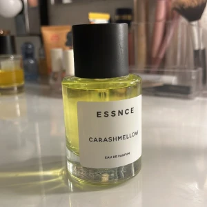 Essnce carashmellow - Jätte god vanilj parfym från essnce! Helt ny och endast luktad. Ny pris 360kr!Luktar vanilj och marshmallows och är slutsåld på deras hemsida🍨💘säljer då jag råkat köpa två stycken!! 🎀